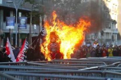 Un muñeco de papel que simulaba ser el presidente del Gobierno es quemado durante la manifestación llevada a cabo ayer con motivo del Primero de Mayo en Barcelona, convocada por diferentes colectivos anticapitalistas para, en un ambiente de tensión, protestar contra la reforma laboral, las políticas económicas de la UE, el Gobierno y la Generalitat. EFE/Archivo