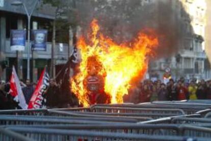 Un mu?eco de papel que simulaba ser el presidente del Gobierno es quemado durante la manifestacin llevada a cabo ayer con motivo del Primero de Mayo en Barcelona, convocada por diferentes colectivos anticapitalistas para, en un ambiente de tensin, protestar contra la reforma laboral, las polticas econmicas de la UE, el Gobierno y la Generalitat. EFE/Archivo