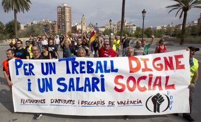 La marcha de parados contra la precariedad ha recorrido las calles de Valencia.