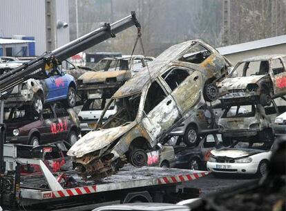 Hasta la cochera de Estrasburgo han llegado en las últimas horas los más de 50 vehículos que anoche fueron quemados en esa ciudad del norte de Francia, donde la quema de vehículos se ha convertido en una desagradable 'tradición'. Anoche ardieron 1147 vehículos en todo el país según datos publicados por el Ministerio de Interior francés y recoguidos por el diario <i>Le Monde</i>.