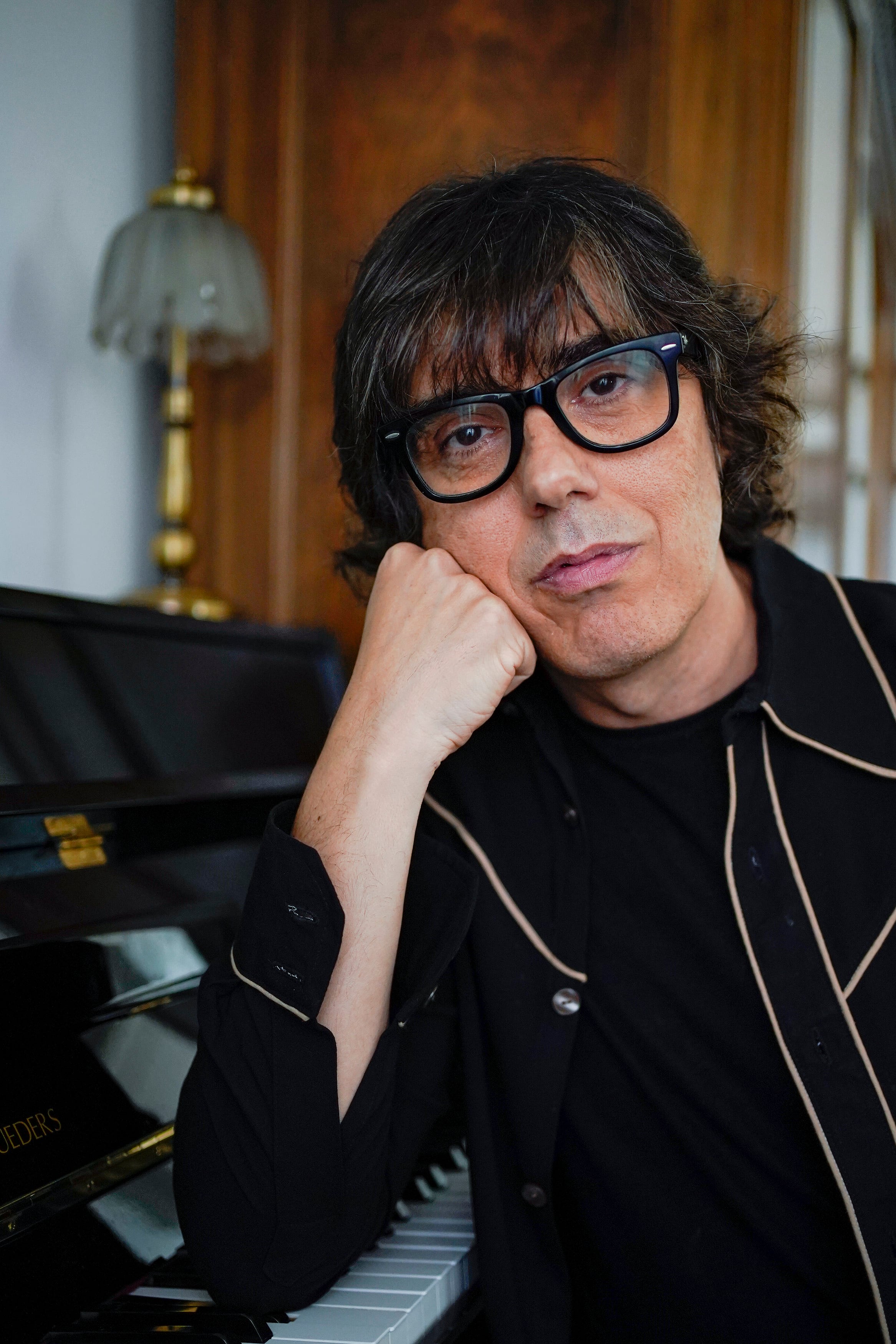 El músico y 'showman' Guillermo Rayo posa en su casa en Madrid el 28 de abril de 2026.