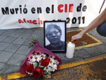 Concentración en los juzgados de Madrid donde se juzga el caso de la muerte de Samba Martine.