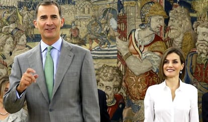 El Rey bromea con los periodistas junto a la reina Letizia este miércoles en La Zarzuela.