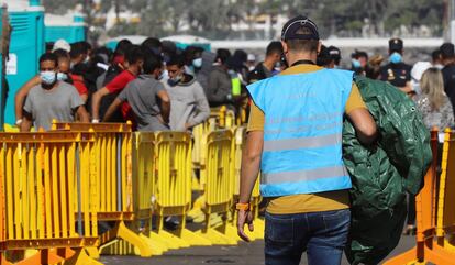 Un agente de Frontex en el muelle de Arguineguín (Gran Canaria).