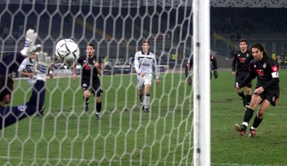 Molina, portero del Deportivo, detiene el penalti lanzado por Del Piero en el Juventus 0 - Deportivo 0 de Liga de Campeones. .