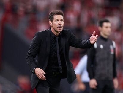 Simeone da indicaciones desde la banda durante el partido en San Mamés entre el Athletic y el Atlético este sábado.