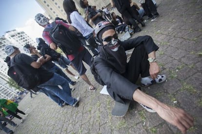 Grupo de black blocs en las protestas de junio.