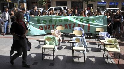Movilización de los trabajadores del colegio Ibaigane ante la sede del Gobierno vasco, en Bilbao.