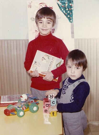 Foto familiar de Tomás Gómez, con jersey rojo, junto a su hermano pequeño, Óscar.