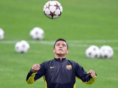 Alexis, durante el entrenamiento en San Siro.