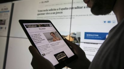 Un usuario consulta la página web del diario EL PAÍS en su tableta.