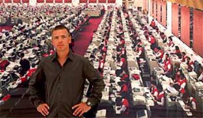 Andreas Gursky, ayer, ante su fotografía Hong Kong, Stock Exhange, díptico de 1994, en el Palacio de Velázquez del retiro, lugar de su exposición.