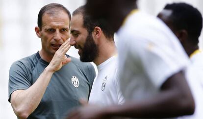 Allegri, t&eacute;cnico de la Juventus, se dirige a Higua&iacute;n durante una pr&aacute;ctica.