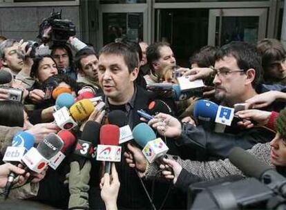 Arnaldo Otegi habla ante los periodistas a las puertas del Tribunal Superior de Justicia del País Vasco.