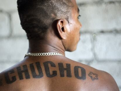 Víctor Manuel Chalar con el alias de su amigo Benítez tatuado en la espalda.