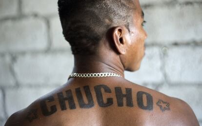 Víctor Manuel Chalar con el alias de su amigo Benítez tatuado en la espalda.