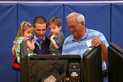 Una familia vota en San Luis, Missouri, durante este martes de primarias.