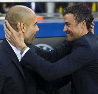 Guardiola y Luis Enrique se saludan antes del partido. 