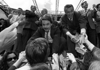 El presidente del PP, José María Aznar (izquierda), y Javier Arenas, candidato a la presidencia de la Junta, saludan a los simpatizantes en el mitin de presentación de los 109 candidatos populares a las elecciones andaluzas el 24 de abril de 1994. "Vamos a barrer España y a vamos a barrerla de corrupción", dijo Aznar a los 8.000 asistentes en la plaza de toros de Granada. "Necesitamos gobernantes que digan la verdad y que no engañen, que sean honrados y no gobernantes incompetentes, siempre bajo la sombra de la sospecha, ineficaces y que malgasten recursos", añadió.