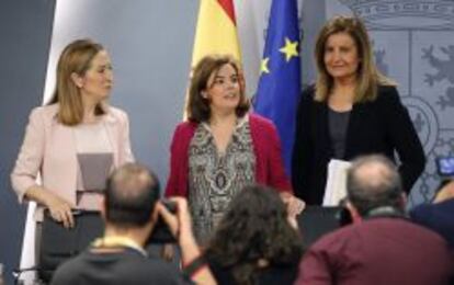 La vicepresidenta del Gobierno, Soraya S&aacute;enz de Santamar&iacute;a, junto a las ministras de Fomento, Ana Pastor, y de Empleo, F&aacute;tima B&aacute;&ntilde;ez.