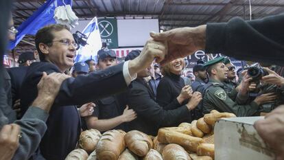 El l&iacute;der del partido laborista israel&iacute;, Isaac Herzog, en un mercado en Tel Aviv el 1 de julio. 