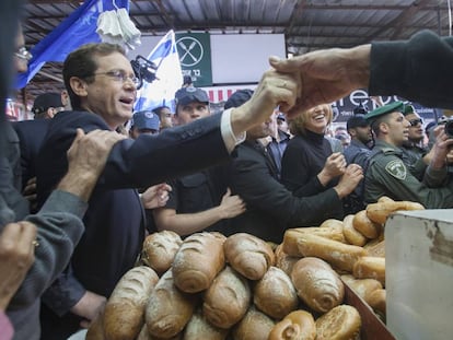 El l&iacute;der del partido laborista israel&iacute;, Isaac Herzog, en un mercado en Tel Aviv el 1 de julio. 