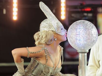 Foto del día: Lady Gaga despide el año en Times Square