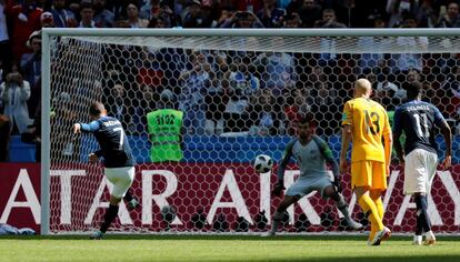 Griezmann, marca de penalti el primer gol de Francia.