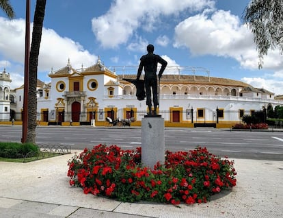 La plaza de La Maestranza desde el monumento a Pepe Luis Vázquez.