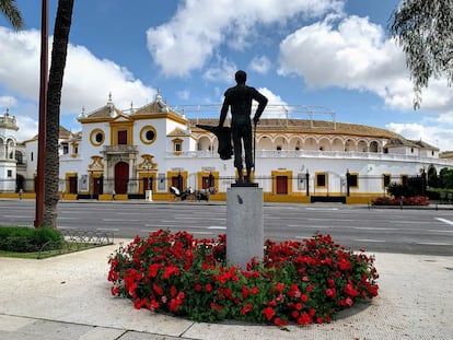 La plaza de La Maestranza desde el monumento a Pepe Luis Vázquez.