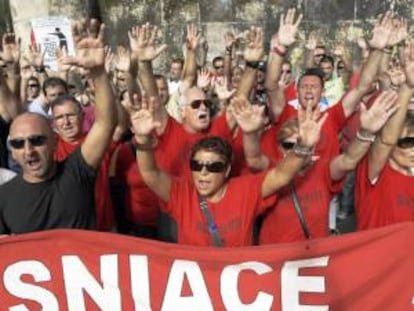 Los trabajadores de Sniace, con una plantilla de 500 trabajadores despedidos, y de la empresa Golden Line, con 150 trabajadores forzados a un traslado, se manifestaron ante la finca que la familia Botín tiene en la localidad cántabra de Puente San Miguel para exigir un cambio de postura en ambas empresas.