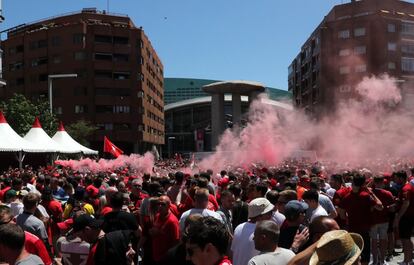 Hinchas del Liverpool, en la plaza de Felipe II, antes de la final de la Champions League contra el Tottenham.