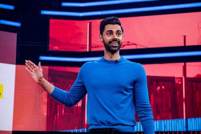 Hasan Minhaj, no programa de sátira política ‘Patriot Act’, na Netflix.