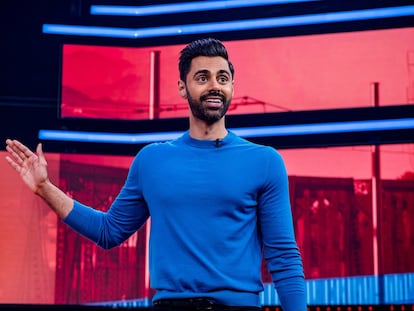 Hasan Minhaj, no programa de sátira política ‘Patriot Act’, na Netflix.