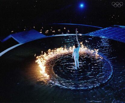 La antigua nadadora australiana Dawn Fraser fue la encargada de encender la llama olímpica en un maremagnum de agua y fuego