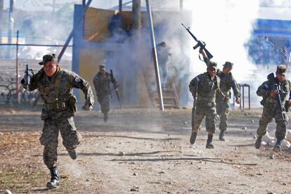 Soldados disparan al aire durante el enfrentamiento entre familiares y las fuerzas de seguridad que vigilan el penal de Comayagua.