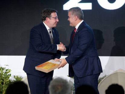 El administrador del Programa de Desarrollo de las Naciones Unidas, Achim Steiner, entrega el informe de Desarrollo Humano al presidente de Colombia, Iván Duque.