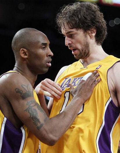 Bryant felicita a Gasol durante el segundo partido de los play off de la NBA.- El escolta y el español fueron los jugadores fundamentales en la victoria de los Lakers