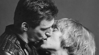 "Larry and Bobby Kissing", fotografía de Robert Mapplethorpe (1979).