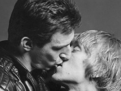 "Larry and Bobby Kissing", fotografía de Robert Mapplethorpe (1979).