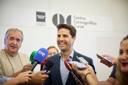 El consejero de Educación, Ciencia y Universidades de la Comunidad de Madrid, Emilio Viciana, asiste a uno de los ensayos del elenco del Ballet Español Regional, en los Teatros del Canal, el 22 de agosto de 2024.