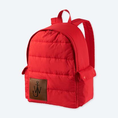 Las mochilas incluyen un parche de piel sintética con el logo de JW Anderson.