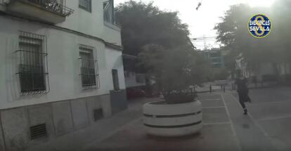 Captura del vídeo de la persecución en el barrio de Los Remedios (Sevilla)