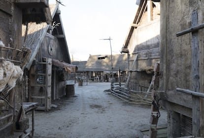 Según donde se coloque la cámara, la escena parece diferente en este poblado de una decena de casas, un pequeño puerto, un mercado y un par de callejones. En la primera temporada, tenían solo tres casas, para el rodaje de la sexta hay ya todo un poblado.