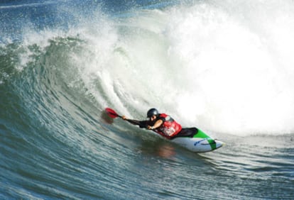 La selección vasca de Kayak Surf se ha proclamado campeona por equipos en el mundial que se celebra en Estados Unidos. En la imagen, Urko Otxoa realiza una maniobra.