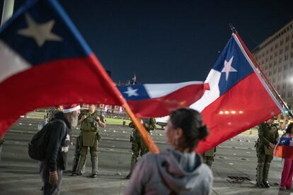Chilenos por la opción 'en contra' celebran tras conocer los resultados, frente a La Moneda, el 17 de diciembre.