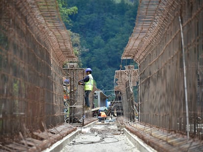 Obras en la autopista de Oaxaca al istmo de Tehuatepec, uno de los proyectos con los que se busca desarrollar la zona.