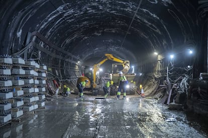 Unos obreros trabajan en el túnel que une las estaciones de Atocha y Recoletos.