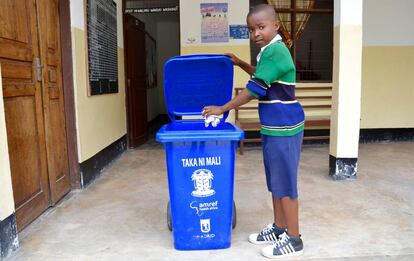 Un miembro del club de medioambiente de la Escuela de primaria Airwing de Dar es-Salam, ayuda a mantener limpio las premisas del centro. Además de realizar esta función, los miembros del club reciclan los residuos en contenedores de distintos colores, sensibilizan a sus compañeros de la importancia de un medioambiente limpio y de la higiene y educan a sus padres en la necesidad de colaborar en la limpieza del entorno y participar en los programas de recogida de residuos sólidos.