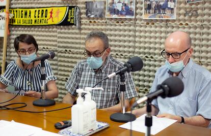 Lidia Ledesma, José Luis Valencia y Enrique Picayo frente a los micrófonos de Radio Gurugú.